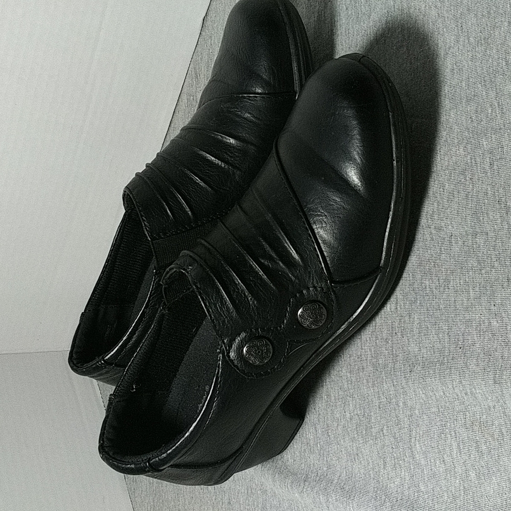 Easy Street women's ankle booties